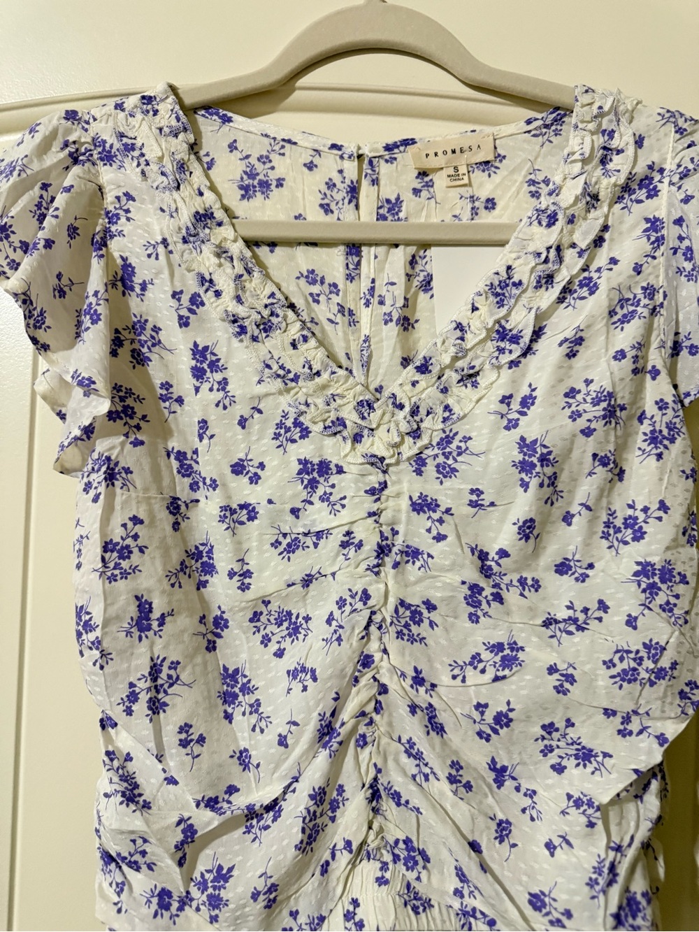 Promesa Women's White Floral Ruched V-Neck Top  NWOT - Picture 2 of 4